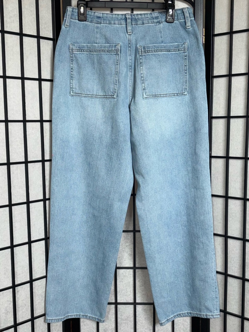 Universal Thread Women’s Light Wash Relaxed Straight Wide Leg Jeans - Size: (8) - Picture 12 of 12